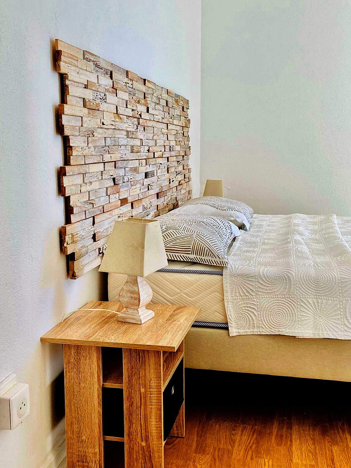 Chambre avec tête de lit en bois à Villa Montalbo