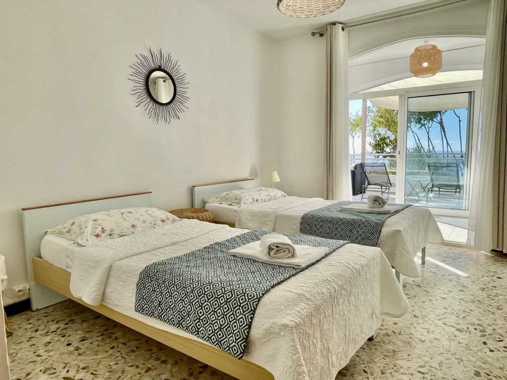 Chambre avec lits jumeaux à Villa Montalbo