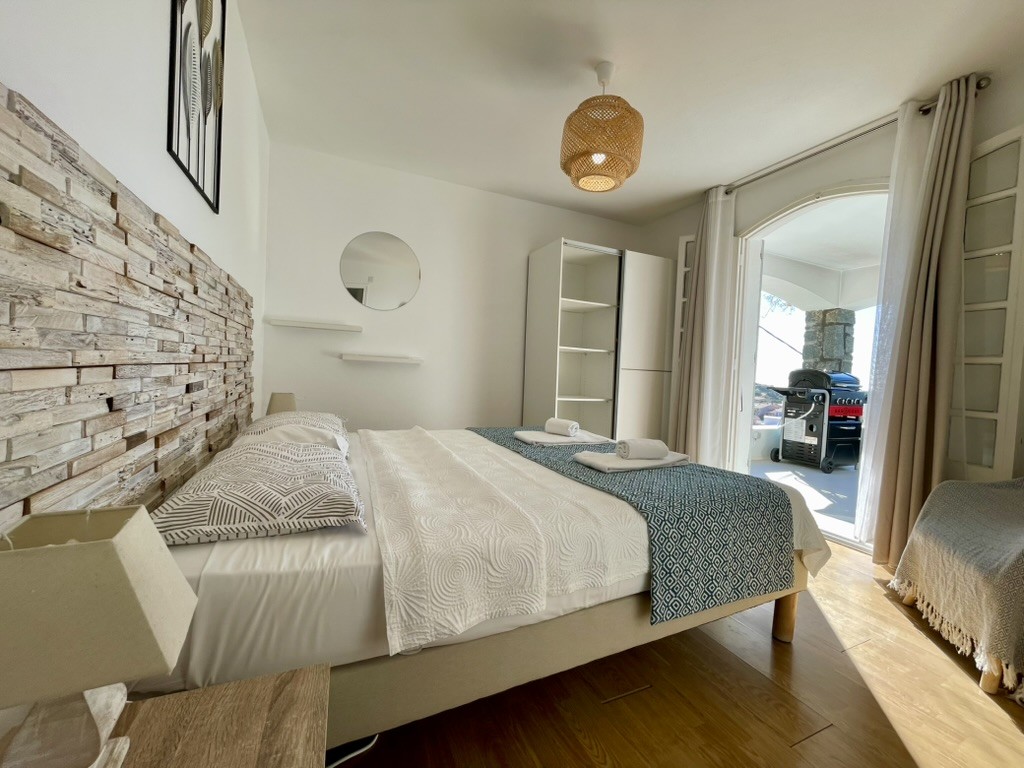 Chambre avec tête de lit en bois à Villa Montalbo