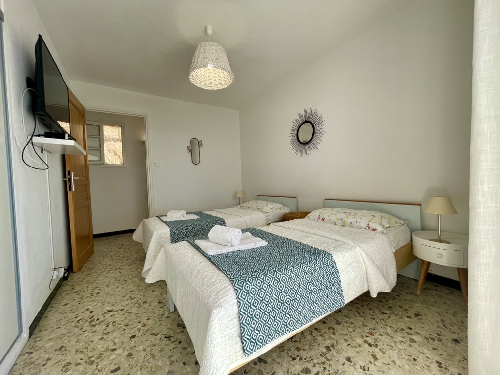 Chambre avec lits jumeaux à Villa Montalbo