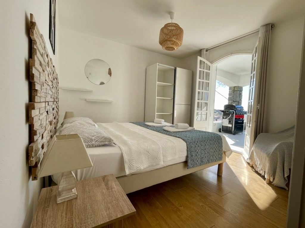 Chambre avec tête de lit en bois à Villa Montalbo