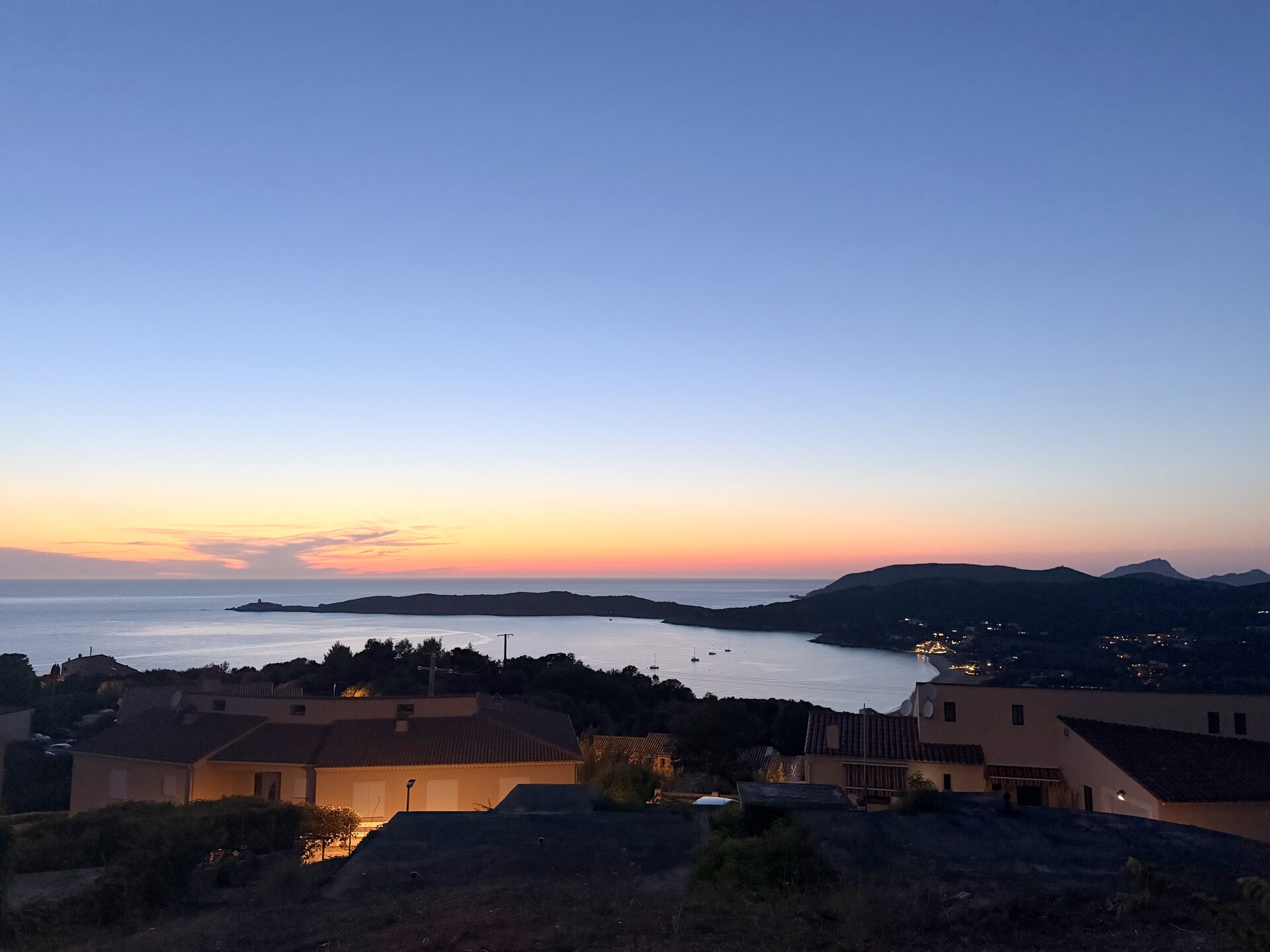 Coucher de soleil sur la baie de Cargèse depuis Villa Montalbo