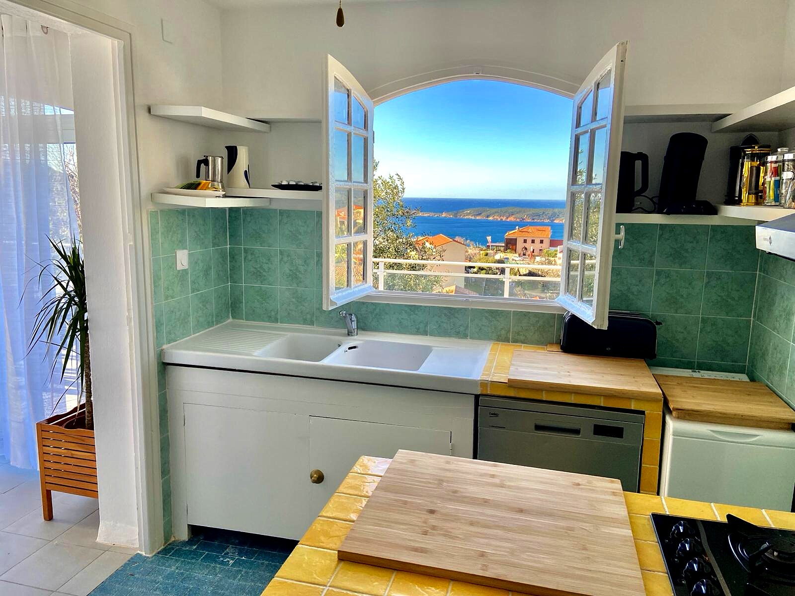 Cuisine avec vue mer à Villa Montalbo