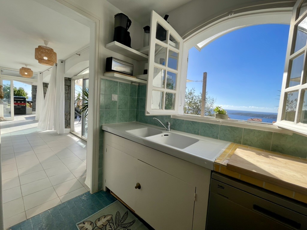 Cuisine avec vue mer à Villa Montalbo