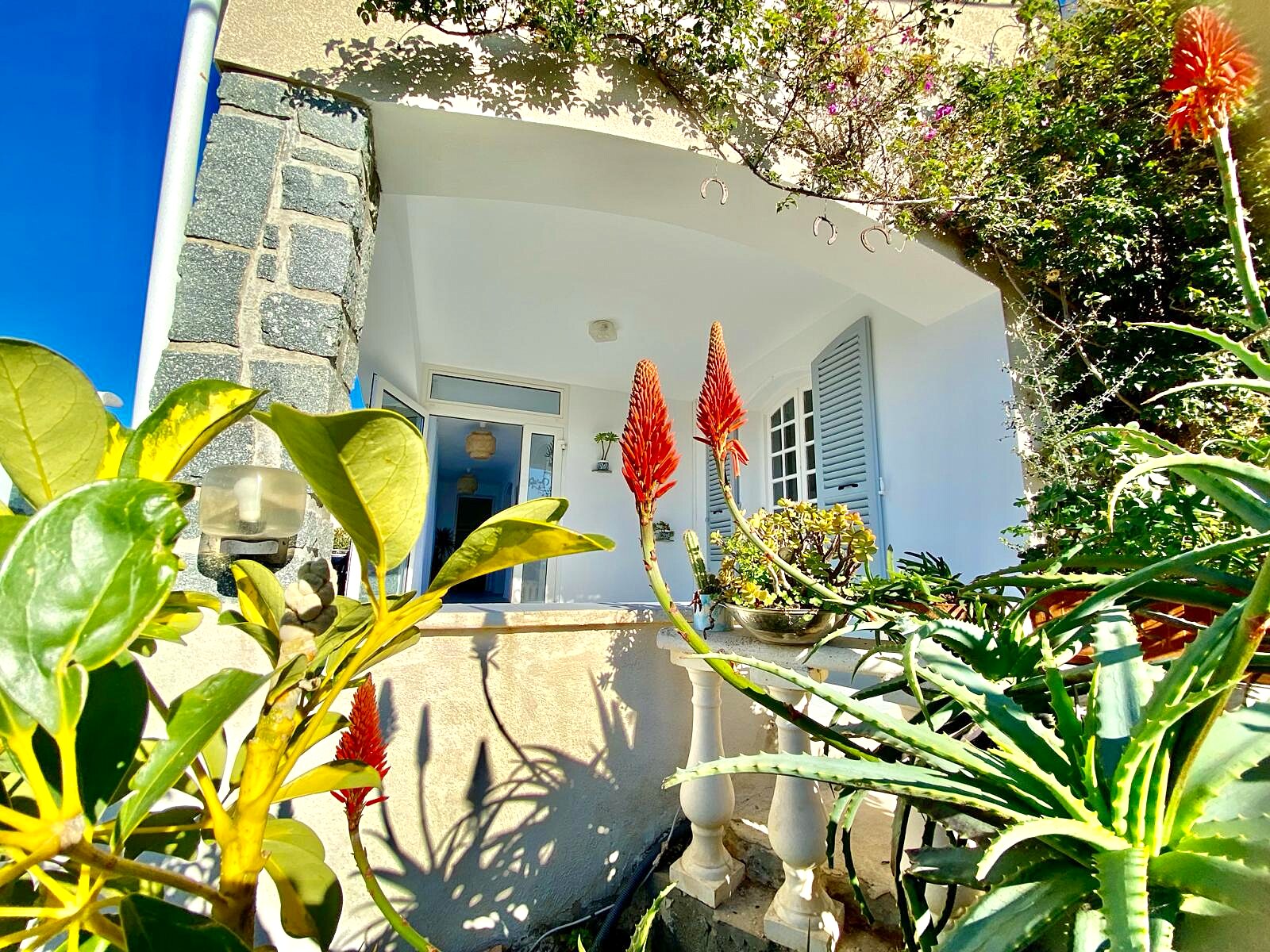 Entrée de Villa Montalbo à Cargèse