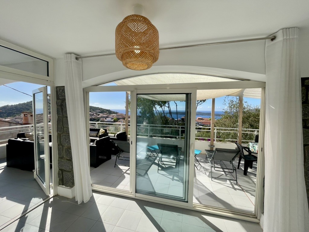 Salon avec vue terrasse à Villa Montalbo