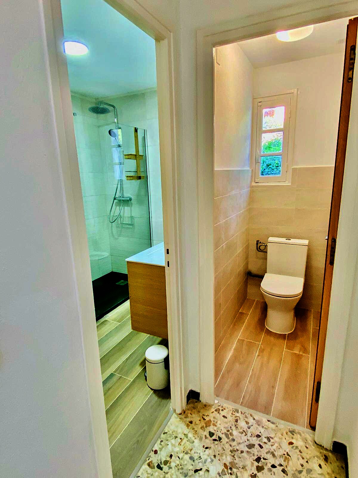 Salle de bain avec douche à Villa Montalbo