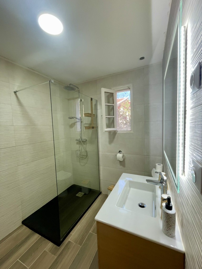 Salle de bain avec douche à l'italienne à Villa Montalbo