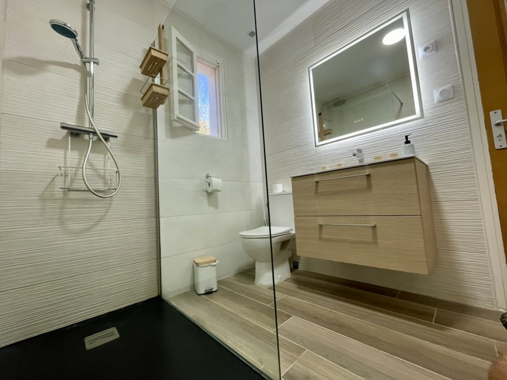 Salle de bain avec douche à Villa Montalbo