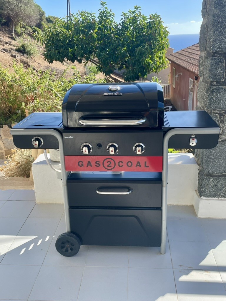 Terrasse avec barbecue à Villa Montalbo