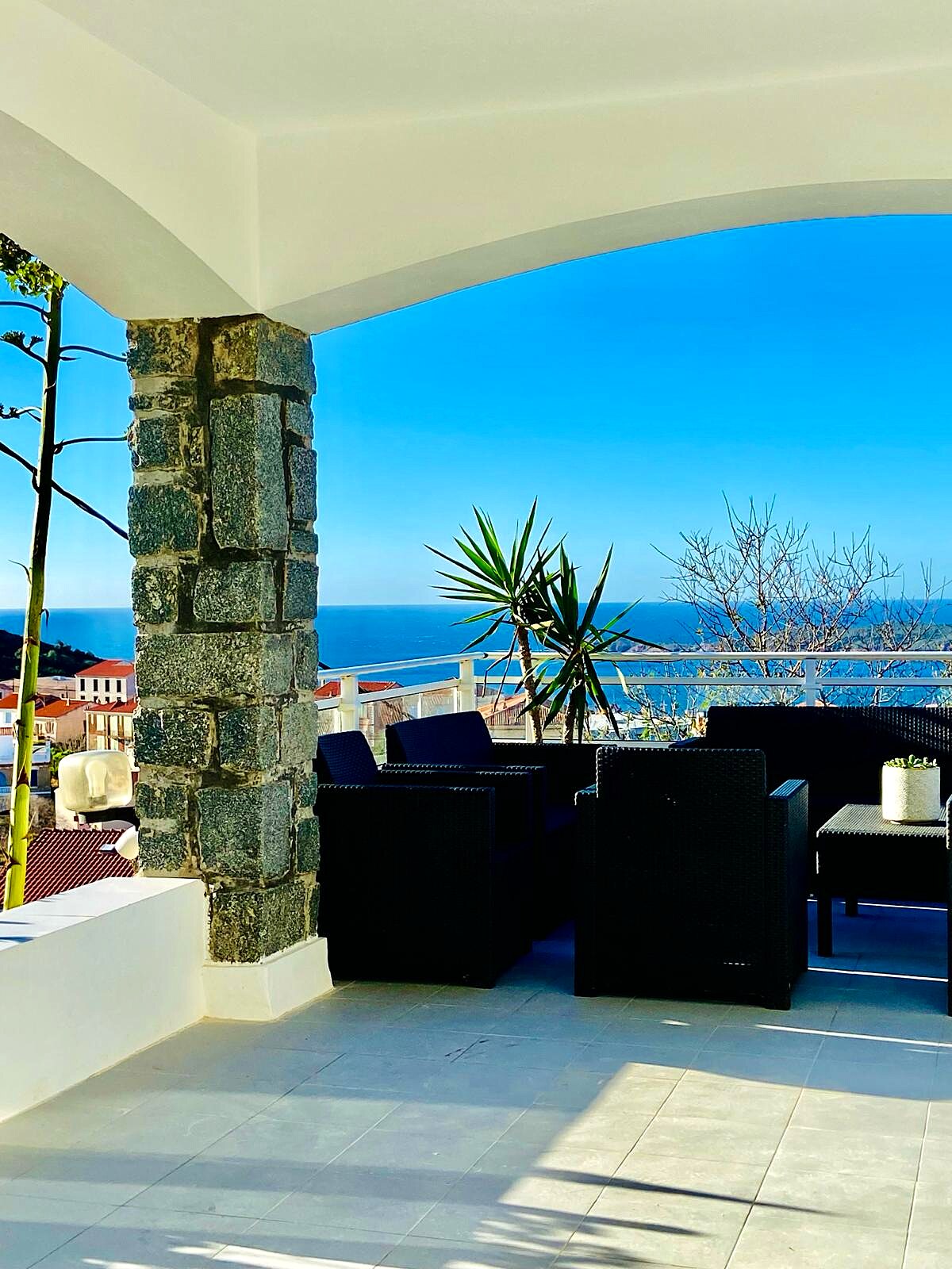 Terrasse avec vue mer à Villa Montalbo