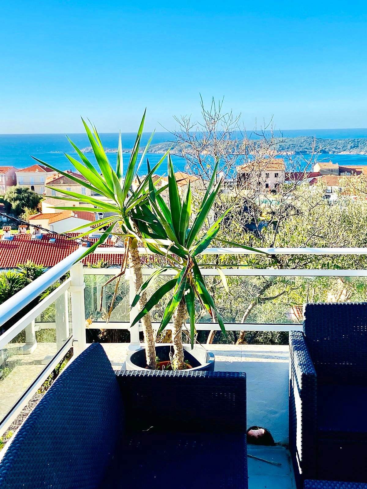 Terrasse avec vue mer à Villa Montalbo