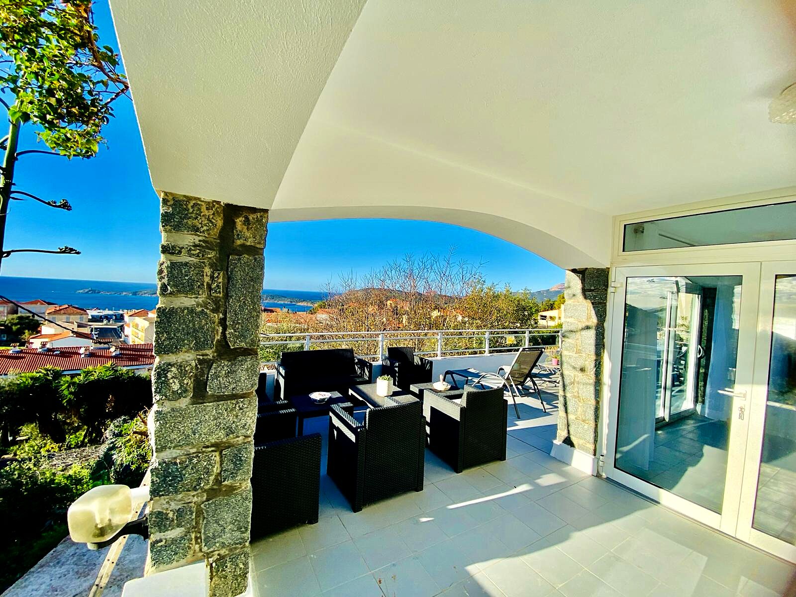 Terrasse avec vue panoramique à Villa Montalbo